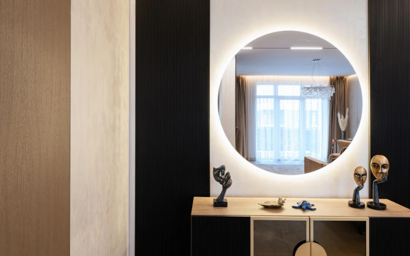 Miękkość w geometrycznym świecie – jak okrągłe, owalne i organiczne lustra przełamują surowość płytek